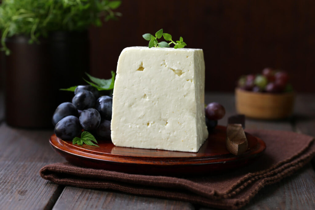 Истинско бяло саламурено сирене с ясен състав и млечен произход