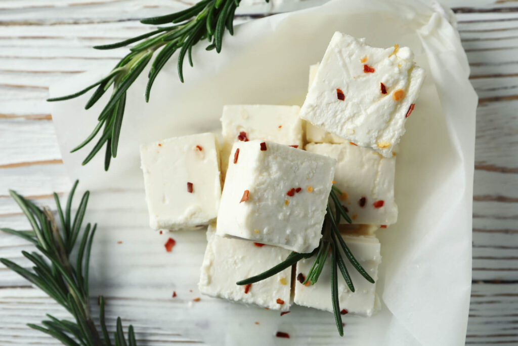 Съхранение на сирене в саламура за запазване на вкуса и текстурата